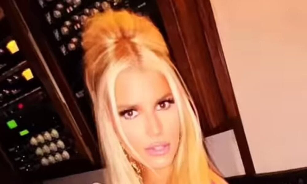 Jessica Simpson comemora sete anos de sobriedade em meio a rumores de turbulência conjugal
