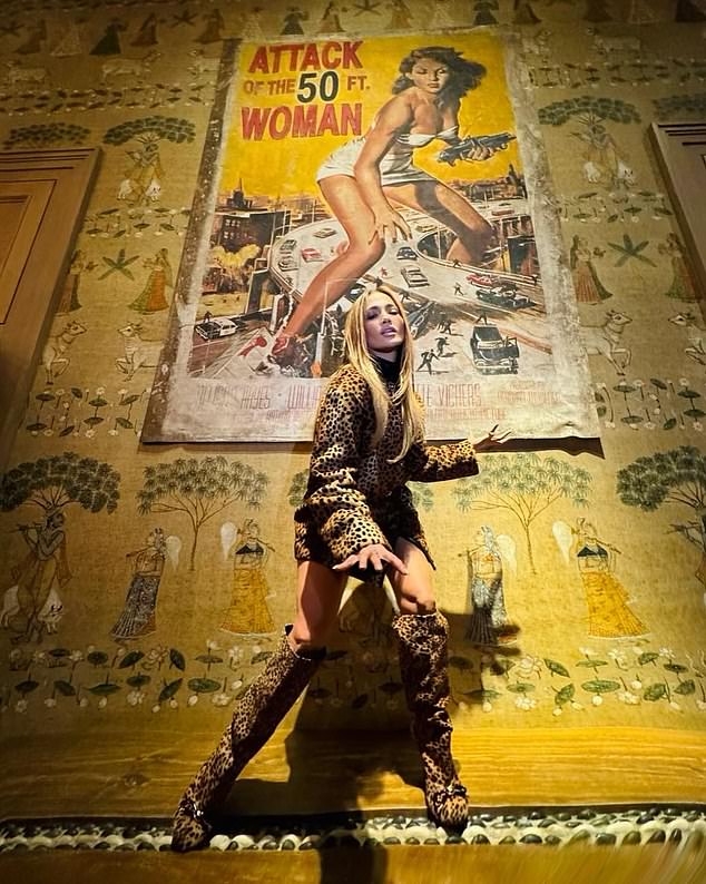 Ela foi vista posando em frente ao pôster do filme de terror de 1958 'Attack of the 50 Foot Woman'