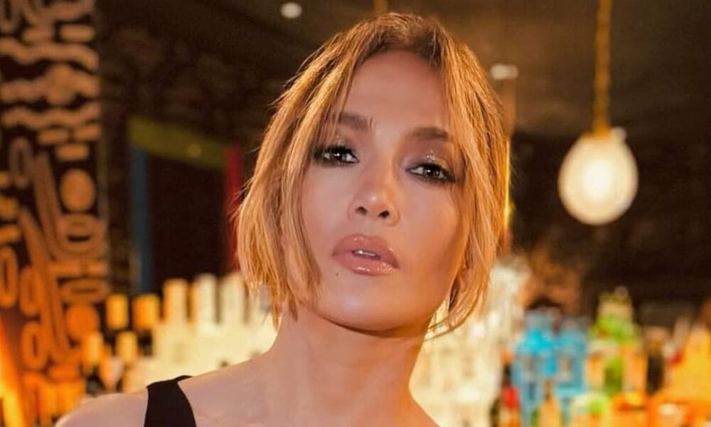 Jennifer Lopez chia com um minivestido MUITO peituda durante viagem a Londres após o elogio surpresa do ex Ben Affleck