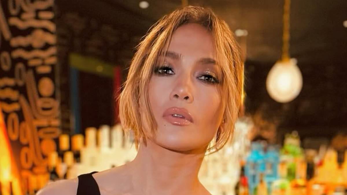 Jennifer Lopez chia com um minivestido MUITO peituda durante viagem a Londres após o elogio surpresa do ex Ben Affleck
