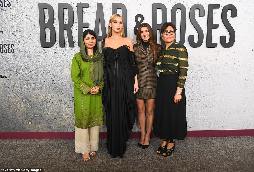 Todas as quatro mulheres posaram para fotos juntas antes do início da exibição