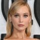 A grávida Jennifer Lawrence embala a barriga com um vestido gótico glamouroso na estreia de Bread & Roses em Los Angeles
