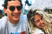 Adriane Galisteu comemora aniversário de Ayrton Senna com foto antiga