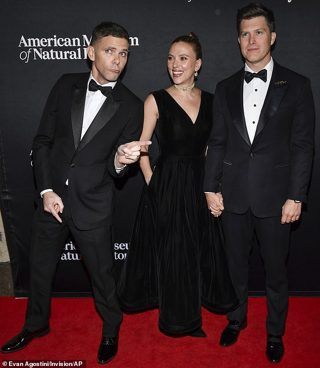 A certa altura, eles se juntaram a Mikey Day, co-estrela de Colin no Saturday Night Live, que fez uma pose boba que deixou Scarlett claramente divertida.