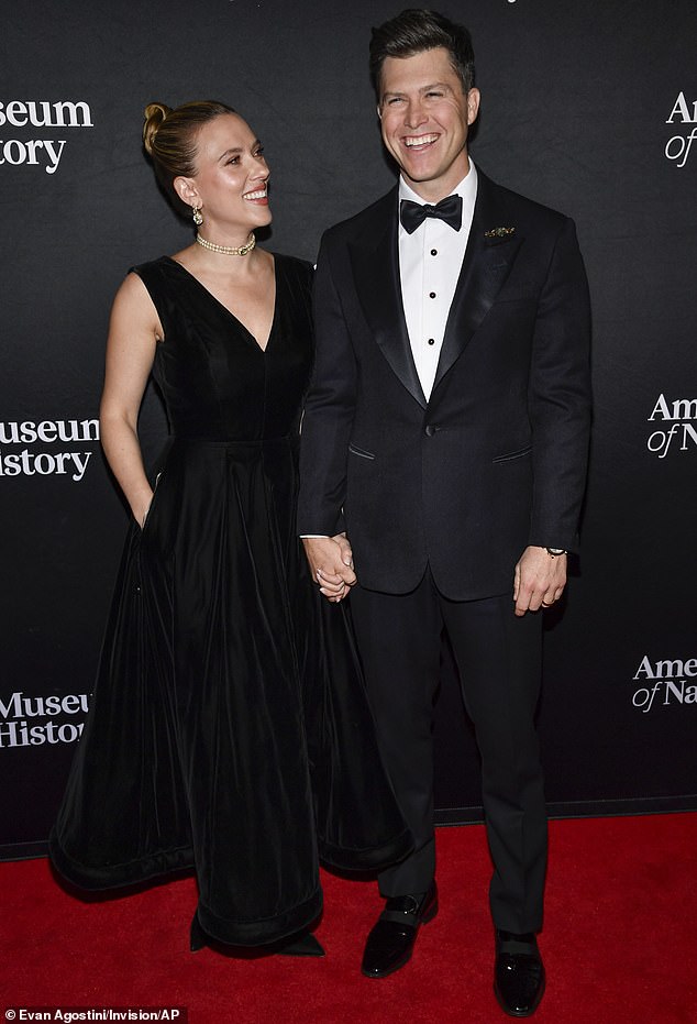 Vestindo um smoking azul meia-noite e gravata borboleta preta, Colin sorriu enquanto segurava as mãos de sua esposa, que olhava para ele com adoração.