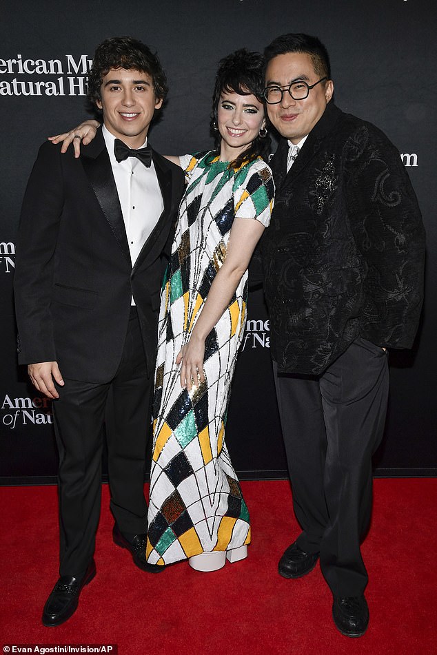 Membros mais novos do elenco também estiveram presentes, incluindo Marcello Hernandez, Sarah Sherman e Bowen Yang, que se reuniram para uma foto em grupo