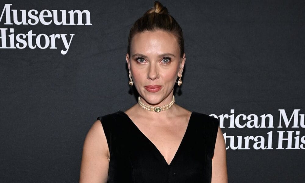 Scarlett Johansson se junta ao desfile de estrelas como Alec e Hilaria Baldwin no Natural History Museum Gala em Nova York