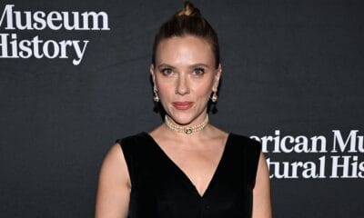 Scarlett Johansson se junta ao desfile de estrelas como Alec e Hilaria Baldwin no Natural History Museum Gala em Nova York