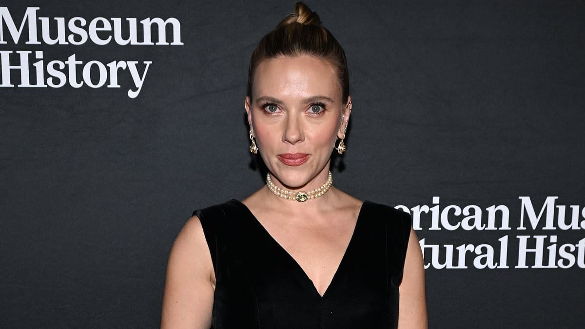 Scarlett Johansson se junta ao desfile de estrelas como Alec e Hilaria Baldwin no Natural History Museum Gala em Nova York