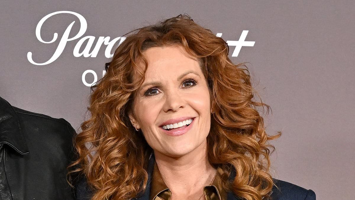 O irmão de uma celebridade de primeira linha está em DOIS programas do criador do Yellowstone, Taylor Sheridan - e um deles é estrelado por Nicole Kidman