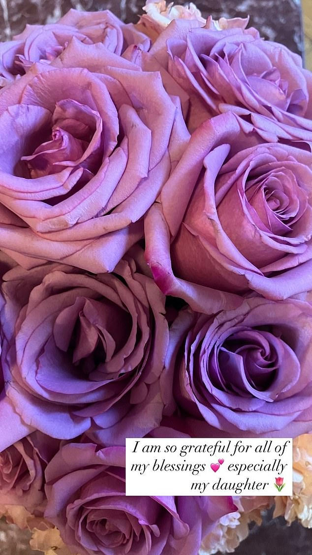 Na quarta-feira, que marcou o 46º aniversário de Katie, ela revelou que Suri havia lhe dado um buquê de lindas rosas roxas de aniversário. 'Estou muito grata por todas as minhas bênçãos, especialmente por minha filha', escreveu ela