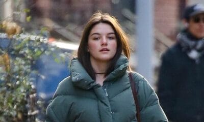 Suri Cruise veste um casaco grosso enquanto vai ao teatro para assistir à peça da mãe Katie Holmes em Nova York