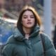 Suri Cruise veste um casaco grosso enquanto vai ao teatro para assistir à peça da mãe Katie Holmes em Nova York