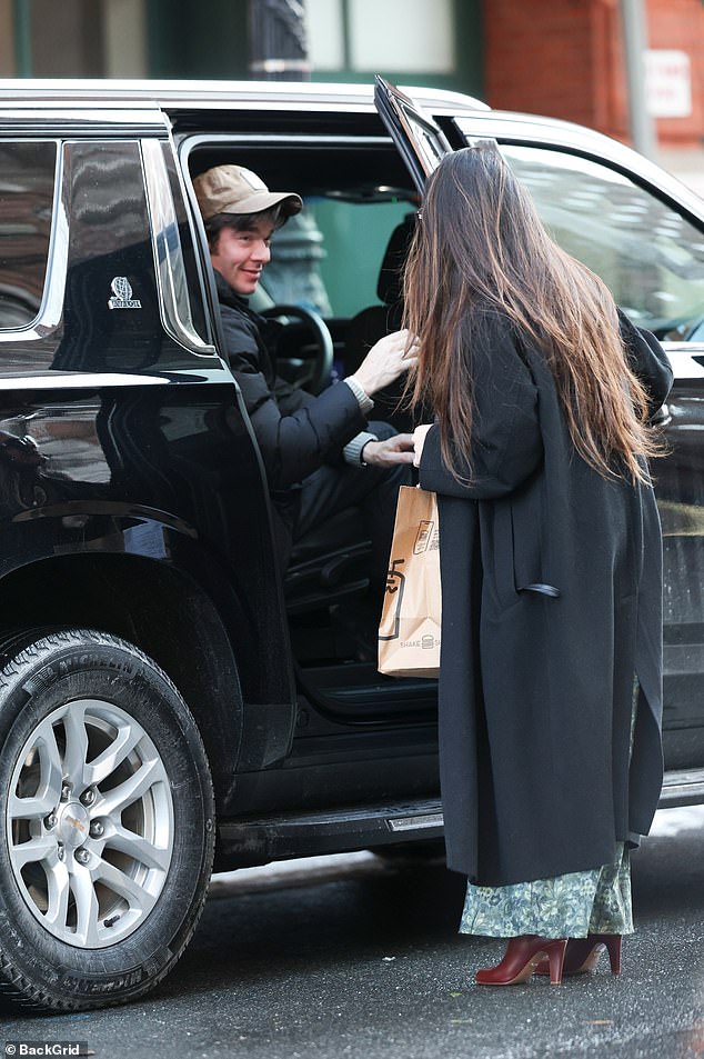 A radiante atriz de 44 anos chamou a atenção em um conjunto chique enquanto carregava sacolas de Shake Shack para o carro, onde seu parceiro comediante, 42, esperava com um sorriso radiante no banco de trás
