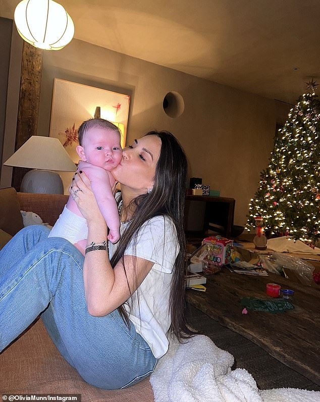Olivia Munn diz que todos os seus ‘desejos de Natal se tornaram realidade’ enquanto comemorava o feriado com seu marido John Mulaney e seus dois filhos