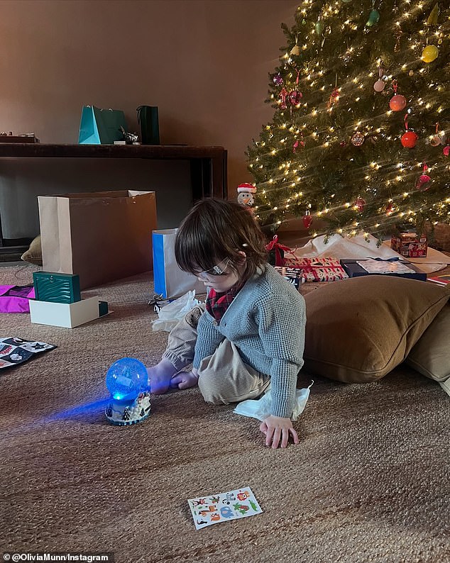 Ela também postou uma foto de seu filho de três anos, Malcolm Hi¿p, brincando com um globo de neve.