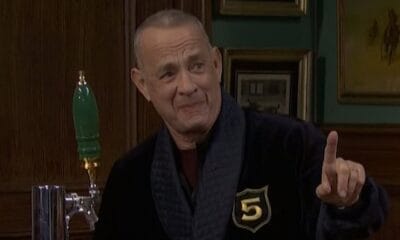 Medos por Tom Hanks enquanto os fãs notam suas mãos trêmulas novamente durante a aparição no SNL