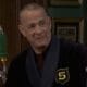 Medos por Tom Hanks enquanto os fãs notam suas mãos trêmulas novamente durante a aparição no SNL