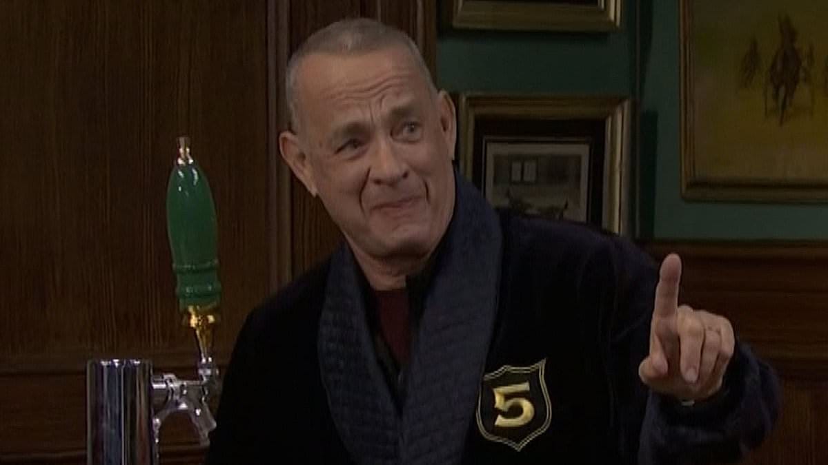 Medos por Tom Hanks enquanto os fãs notam suas mãos trêmulas novamente durante a aparição no SNL