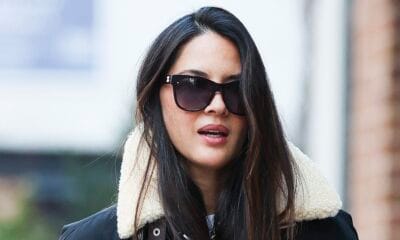 Olivia Munn e seu marido John Mulaney pegam hambúrgueres depois de compartilhar fotos de Natal com seus dois filhos
