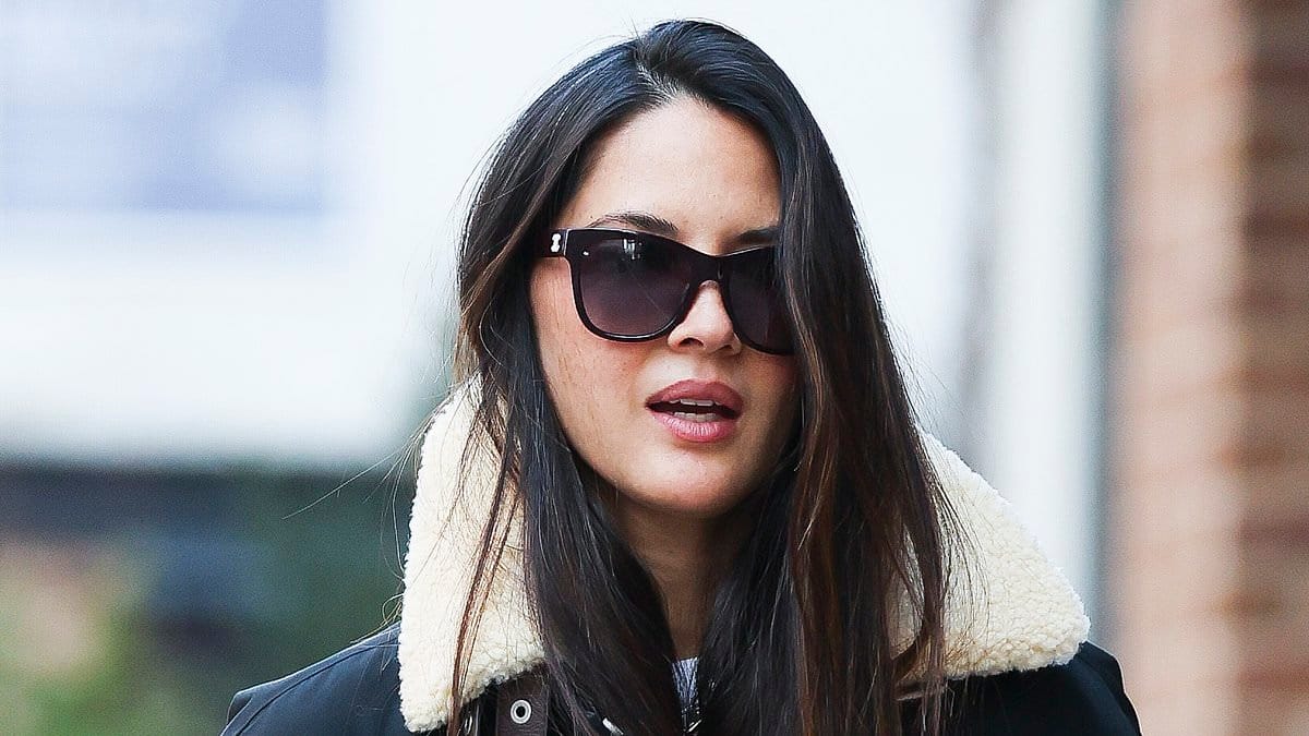 Olivia Munn e seu marido John Mulaney pegam hambúrgueres depois de compartilhar fotos de Natal com seus dois filhos