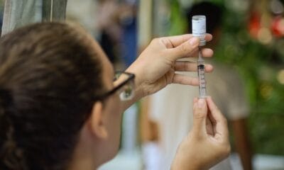 Pesquisa aponta falta de vacina em 65,8% dos municípios; governo nega