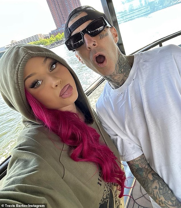 No início do ano passado, em fevereiro de 2024, a filha de Travis Barker despertou preocupação depois de pedir orações aos fãs quando compartilhou uma foto já excluída de dentro de um hospital