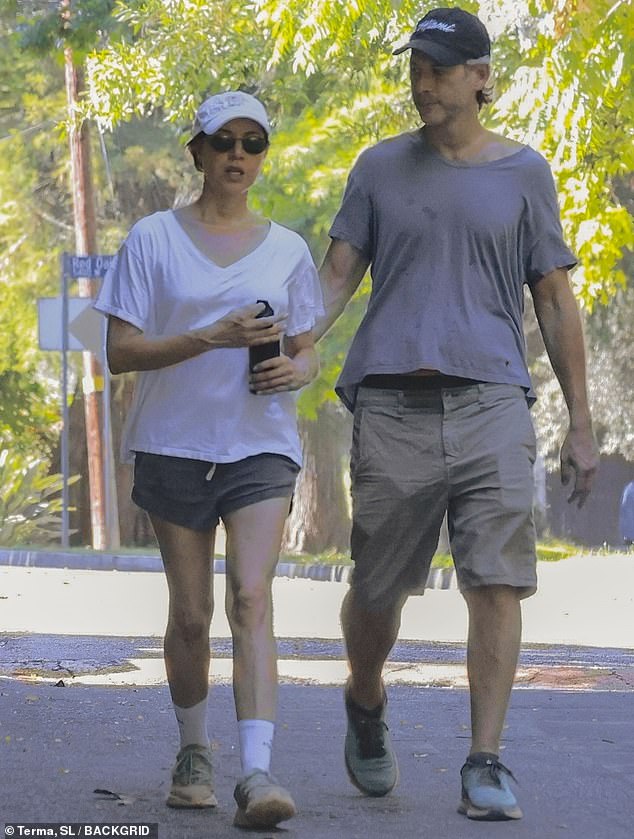 Vestidos com roupas casuais de caminhada, o casal parecia relaxado na companhia um do outro enquanto visitava o parque em 5 de julho de 2024, um dos favoritos entre os habitantes locais.