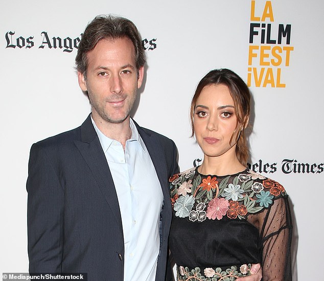 Baena foi encontrado morto por um assistente na sexta-feira em sua casa em Los Angeles por volta das 10h30. Ele é visto aqui ao lado de sua esposa Aubrey Plaza