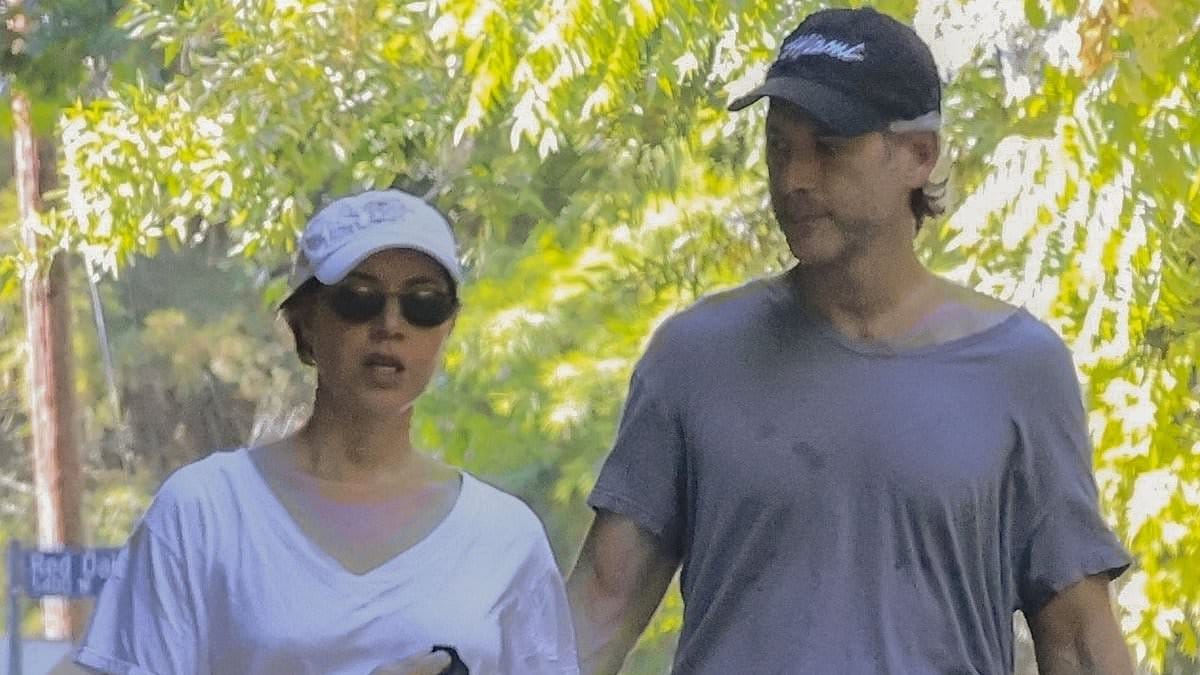 Aubrey Plaza e Jeff Baena foram vistos juntos pela última vez em uma caminhada no verão passado, em uma rara aparição pública antes de seu suicídio