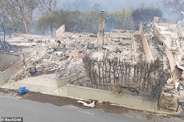 Sua casa destruída tinha três quartos e três banheiros em pouco mais de 2.000 pés quadrados. A casa teria sido construída em 1950