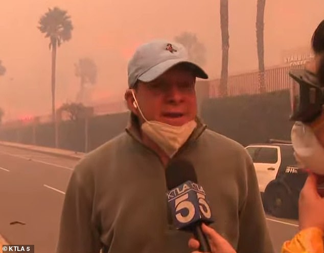 Steve Guttenberg, que mora na área, foi visto fazendo o possível para ajudar outras pessoas a escapar. disse à KTLA: 'Tenho amigos lá em cima e eles não podem evacuar... estou andando até lá o máximo que posso, movendo carros'