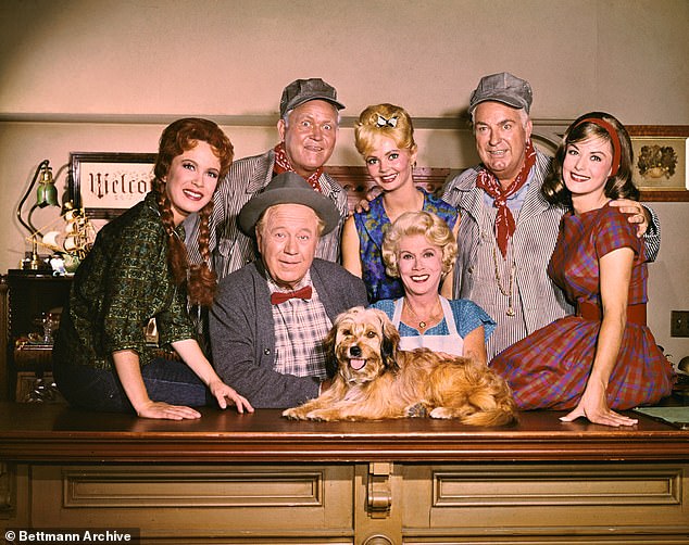 O papel mais icônico de Linda Kaye Henning (extrema esquerda) foi Betty Jo Bradley em Petticoat Junction, que foi ao ar de 1963 a 1970; (na foto, elenco de Petticoat Junction: Henning (sentado), Edgar Buchanan, Bea Benaderet, Lori Saunders (sentado). Fila de trás, da esquerda para a direita: Rufus Davis, Jeannine Riley, Smiley Burnette)