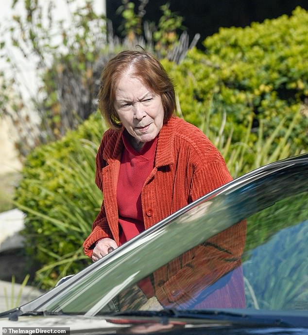 Aos 80 anos, a atriz parecia ágil e cheia de energia ao ser vista fazendo recados na cidade, aparentemente imperturbável pelos incêndios florestais que assolavam grande parte da área costeira.