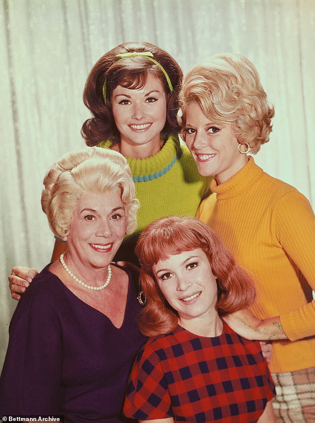 Henning foi um dos três únicos membros do elenco que permaneceu durante toda a temporada, aparecendo em 219 dos 222 episódios; (Em pé estão Lori Saunders e Meredith McRae, enquanto sentadas estão Kate Bradley e Linda Henning)