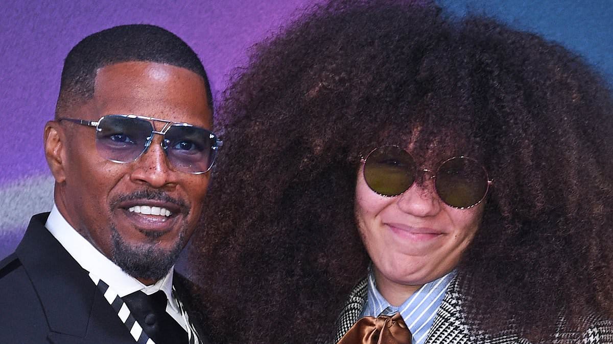 Jamie Foxx acompanhado pela filha Anelise, 16, na estreia de Back In Action... depois que ele revelou que ela salvou sua vida
