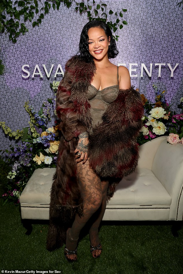 Os possíveis jurados teriam sido questionados se acreditavam que poderiam chegar a um veredicto justo e imparcial no caso contra a A$AP se Rihanna estivesse presente no tribunal; retratado em outubro de 2024