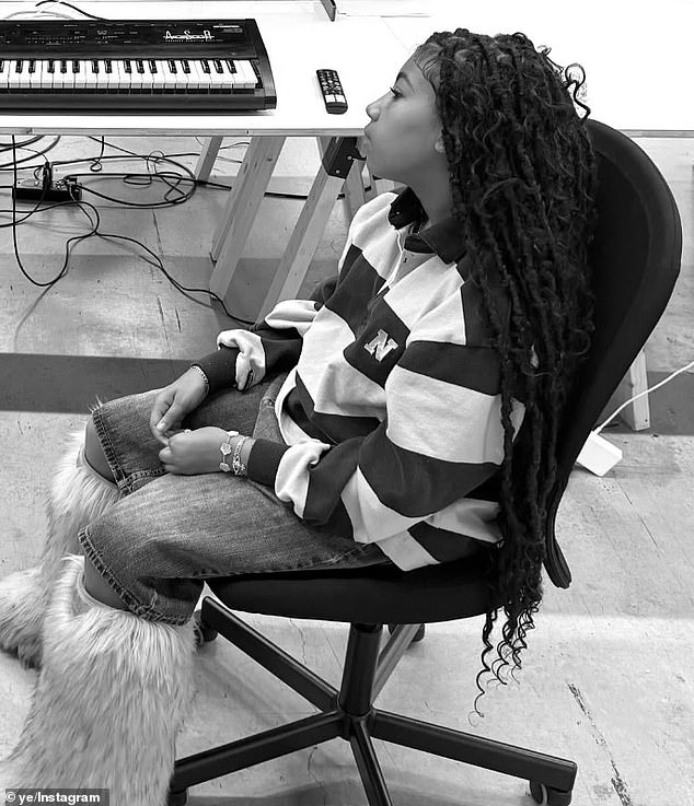 West - que sofre de transtorno bipolar - jorrou no Instagram há uma semana: 'Essa garotinha me fez amor de novo. Ela me pediu para fazer batidas por ela. Voltei ao ASR picado batidas para o álbum dela '