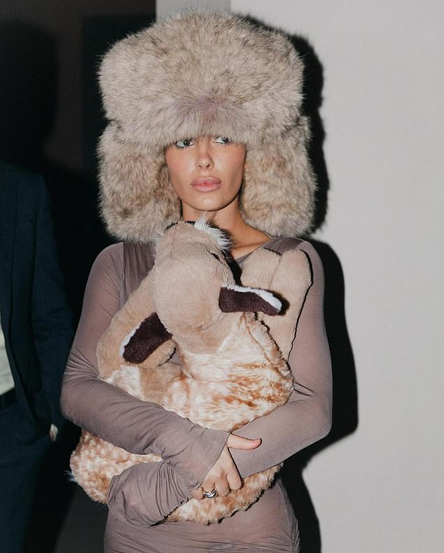 A área de cabeça de North parecia a esposa de seu pai Kanye West, Bianca Censori, usava em um evento de Dubai em dezembro de 2023