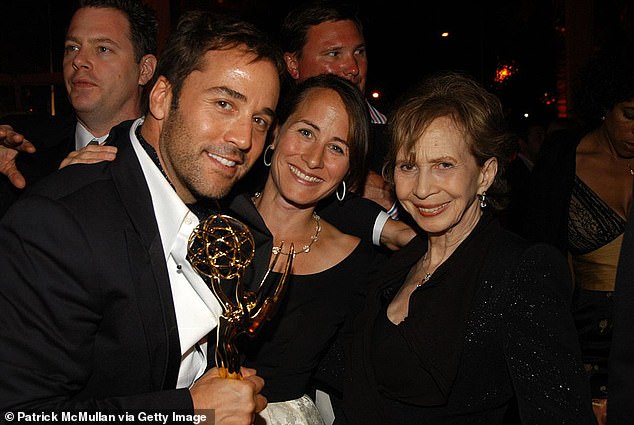 Piven revelou que foi Joyce quem primeiro lhe deu uma cópia do conto de Arthur Miller de 2002, The Performance, em 2010, e sua irmã Shira Piven (M, retratada em 2006) o dirigiu em uma adaptação para a tela grande.