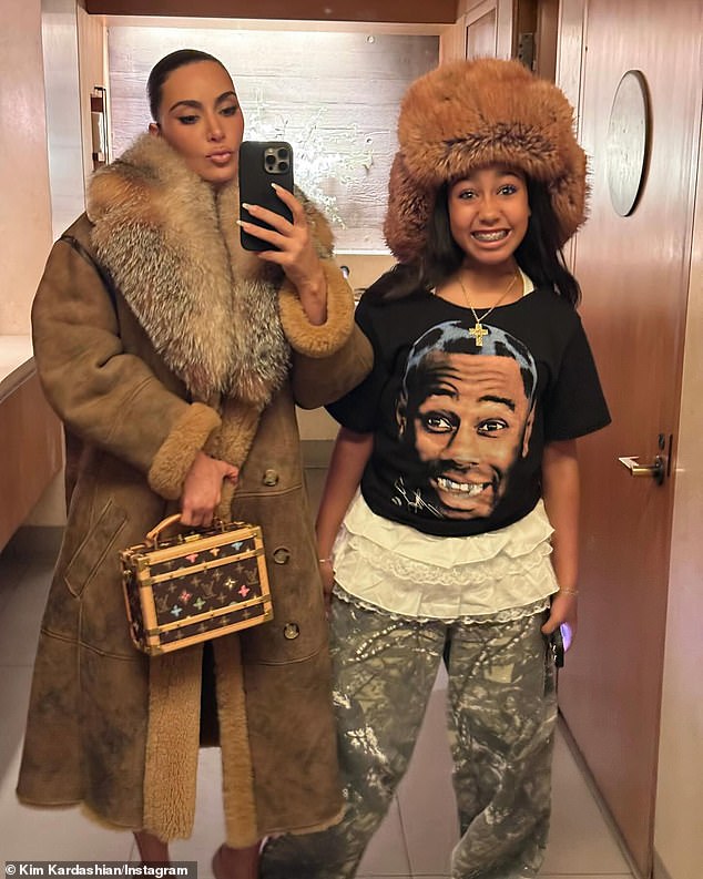 Kim Kardashian e seu filho mais velho noroeste coordenaram o que parecia ser um traje de peles de verdade durante uma data de mãe e filha em Nobu Malibu na segunda-feira