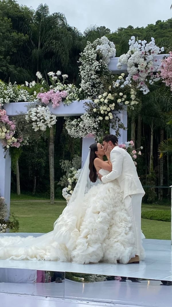 Lista de influencers: Larissa Manoela nega ser agenciada pelo marido