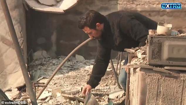 Depois que o incêndio na área foi lançado, ele voltou para a área dois dias depois. Ele sabia que sua casa estava fora, mas para ficar lá pessoalmente, ele disse que parecia 'pesado'