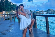 Influenciadora Bailey Hutchins, que morreu aos 26 anos após luta contra câncer de cólon, com o marido Caden Hutchins 
