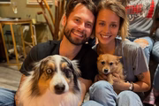 Influenciadora Bailey Hutchins, que morreu aos 26 anos após luta contra câncer de cólon, com o marido Caden Hutchins 