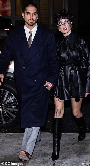Para seu último passeio, a cantora usava um vestido de couro preto queimado com um colar extravagante e punhos longos que caíram nos dedos dos dedos