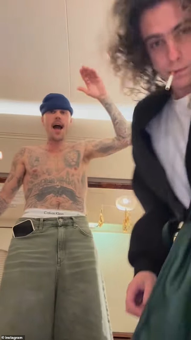 A aparência do hitmaker e a entrega monótona deixaram os fãs em questão, pois eles imploraram para que ele recebesse ajuda pelo bem de seu filho de seis meses, Jack Blues