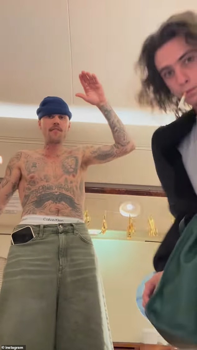 O hitmaker do bebê foi visto sem camisa ao lado de um amigo a bordo de um avião no vídeo, compartilhado em seu Instagram na terça -feira, enquanto fazia uma rima estranha enquanto segurava um saco de batatas fritas