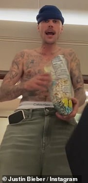 Justin ostentava roupas íntimas de Calvin Klein e um par de jeans de grandes dimensões junto com um gorro da marinha
