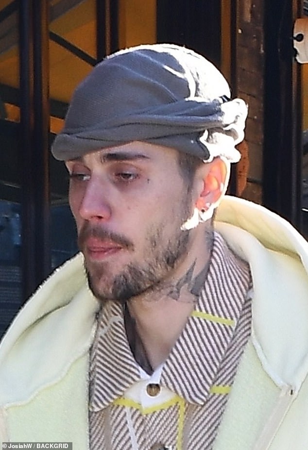 Vem dias após o representante de Bieber fechar a especulação de que ele está usando drogas pesadas. Ele é retratado aqui em Nova York no início deste mês